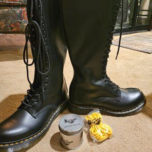Boots  Dr Martens  size 9, black,